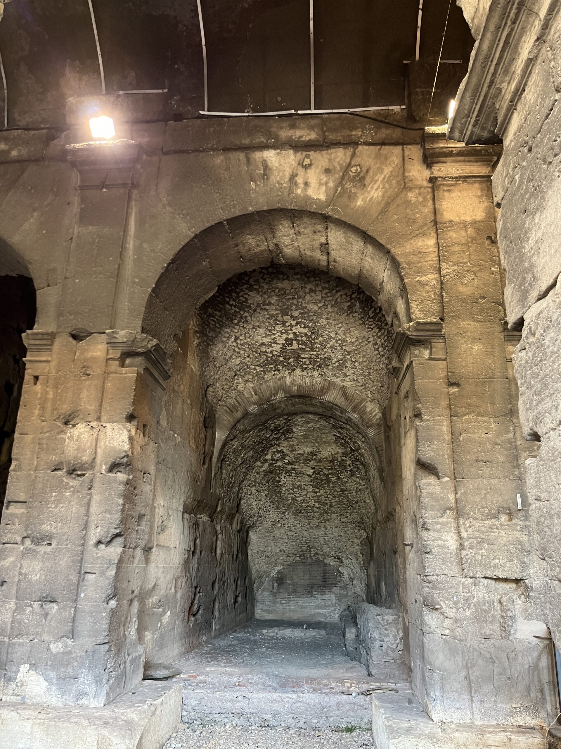 Minha experiência incrível ao visitar o Coliseu de Roma: Um verdadeiro mergulho na história 4 IMG 7122 scaled