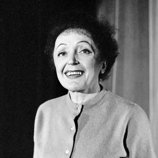 Père-Lachaise: O cemitério mais famoso de Paris – Curiosidades e túmulos mais visitados 4 edith piaf