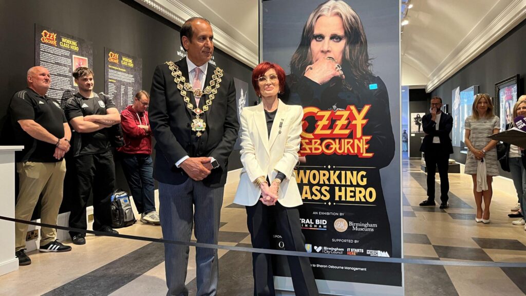 Trono lendário de Ozzy Osbourne chega a museu em Birmingham e vira peça central de mega exposição em homenagem ao “Príncipe das Trevas” 2 6aed9d20 51ab 11f0 a560 0ba338db13f3