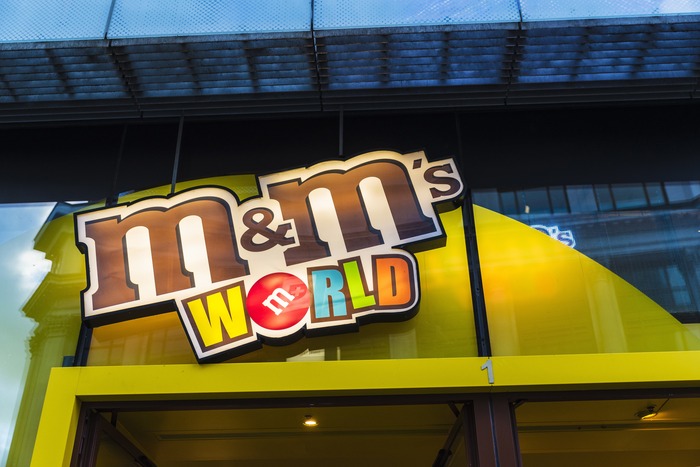 Lojas Lego e M&M uma de frente pra outra em Londres.