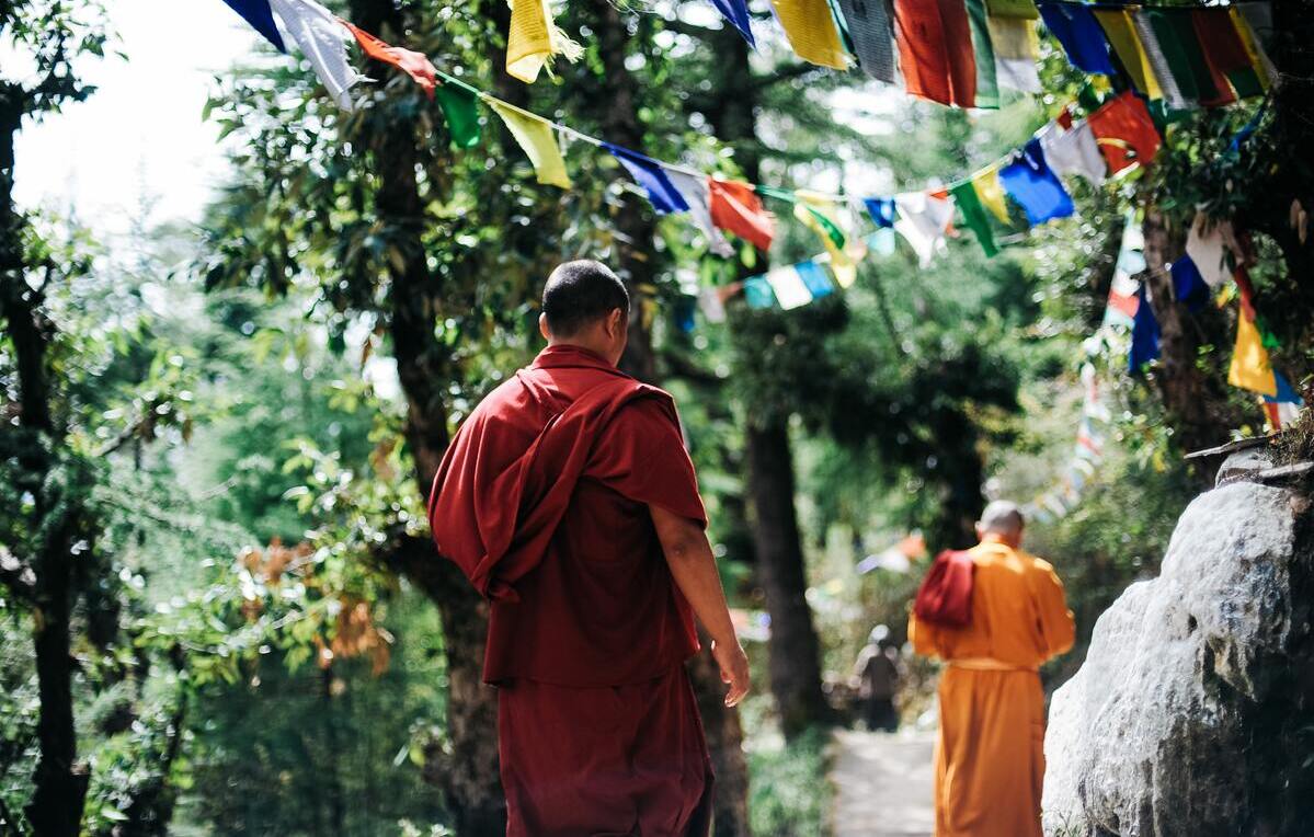 Férias de silêncio: retiros para desacelerar e descansar de verdade 1 monges tailandeses caminhando em retiro espiritual