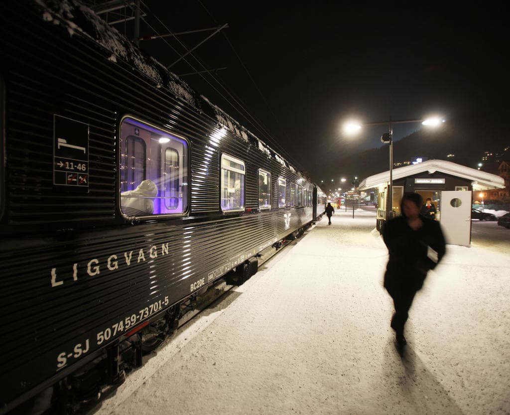 Turismo ferroviário noturno: por que viajar de trem à noite virou a nova queridinha dos viajantes na Europa 2 sj night train at platform